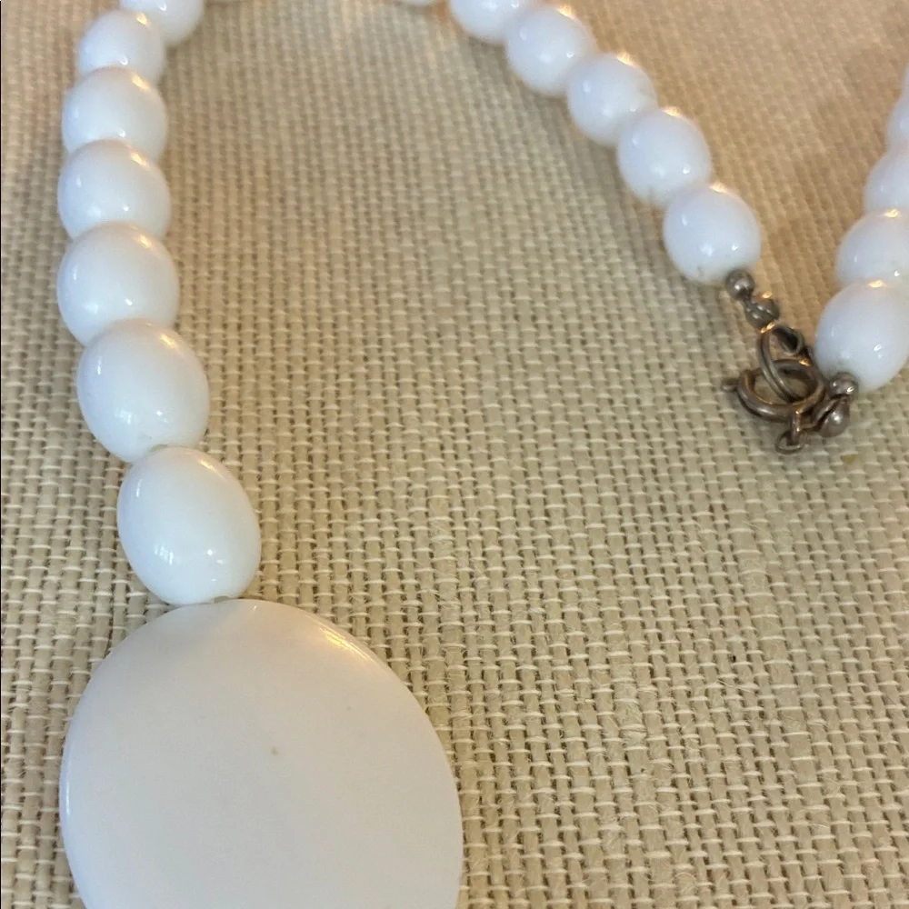 Elegant vintage White Beaded Necklace